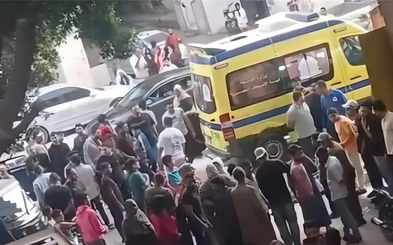الصور الأولى من مسرح جريمة مقتل عامل على يد جاره في السلام