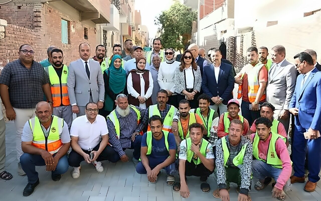رصف 37 ألف متر مربع بالإنترلوك في الخارجة والداخلة وباريس بالوادي الجديد (فيديو)