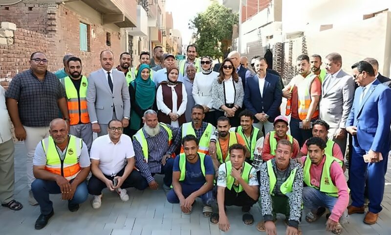 رصف 37 ألف متر مربع بالإنترلوك في الخارجة والداخلة وباريس بالوادي الجديد (فيديو)