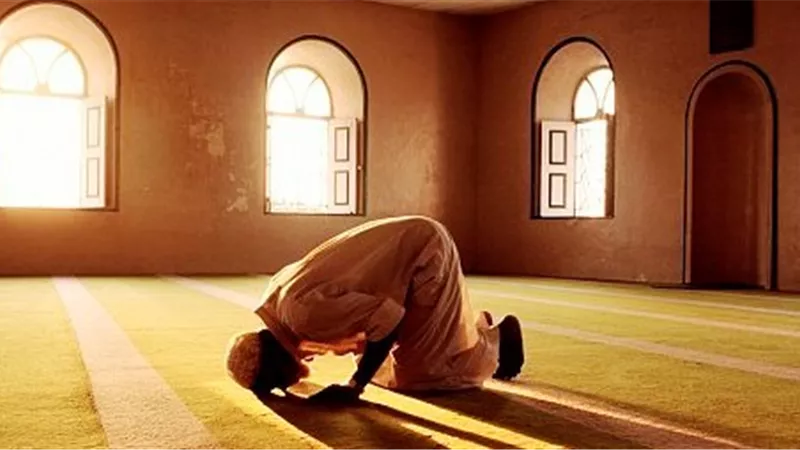 هل يجوز تأخير صلاة العشاء لما بعد منتصف الليل؟