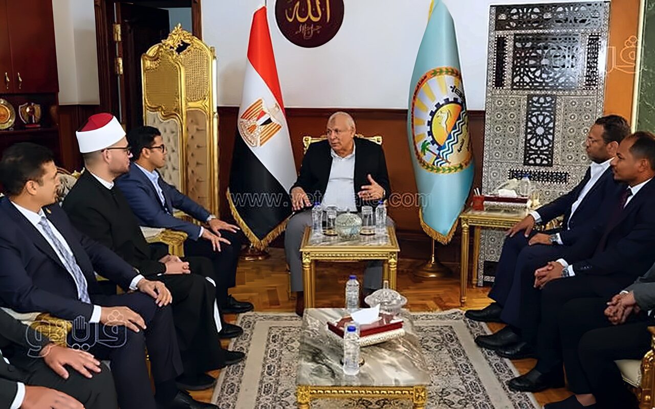 محافظ مطروح يستقبل وفد بيت الزكاة لتوزيع قافلة مساعدات للأولى بالرعاية وذوي الهمم