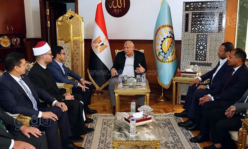 محافظ مطروح يستقبل وفد بيت الزكاة لتوزيع قافلة مساعدات للأولى بالرعاية وذوي الهمم