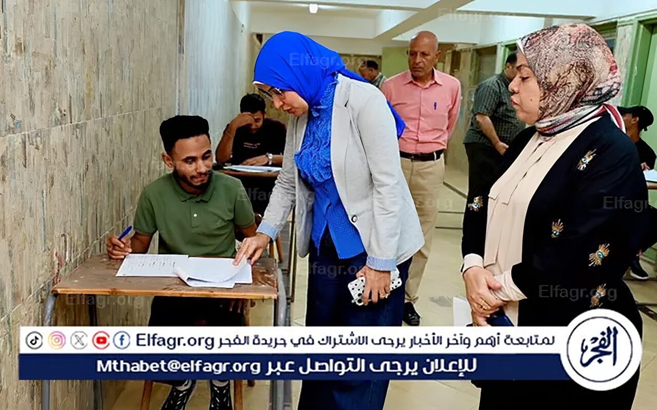 عميدة تربية نوعية أسيوط تتفقد امتحانات دور نوفمبر لطلاب الفرقة الرابعة بالجامعة