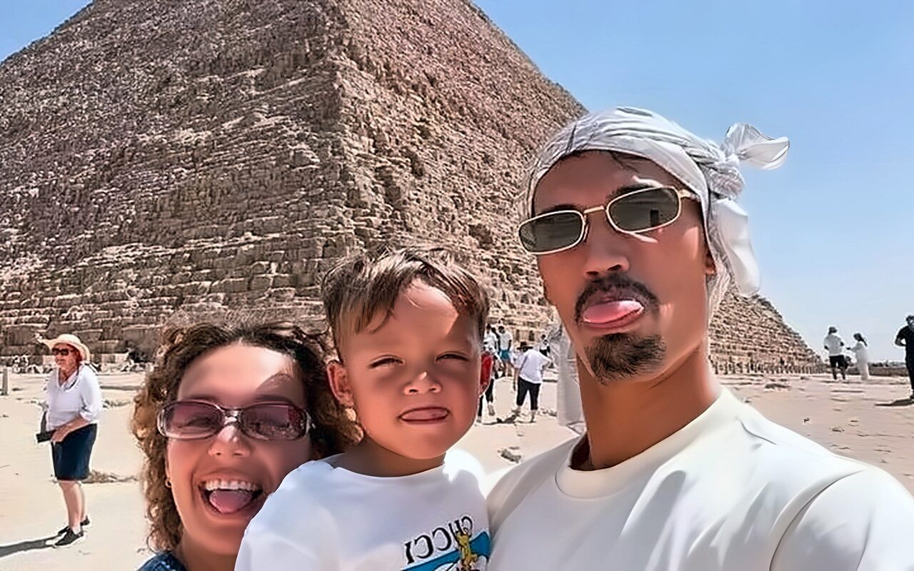 نجم منتخب هولندا يقضي إجازته بجوار الأهرامات (صور)