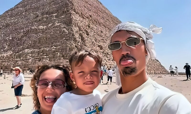 نجم منتخب هولندا يقضي إجازته بجوار الأهرامات (صور)