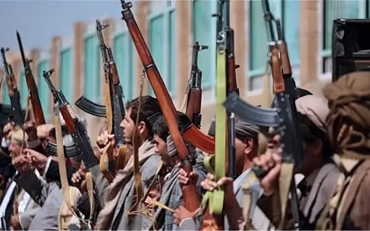 حصار المدنيين وتهديد طرق التجارة.. تصعيد الحوثيين يفاقم الأزمة الإنسانية في اليمن