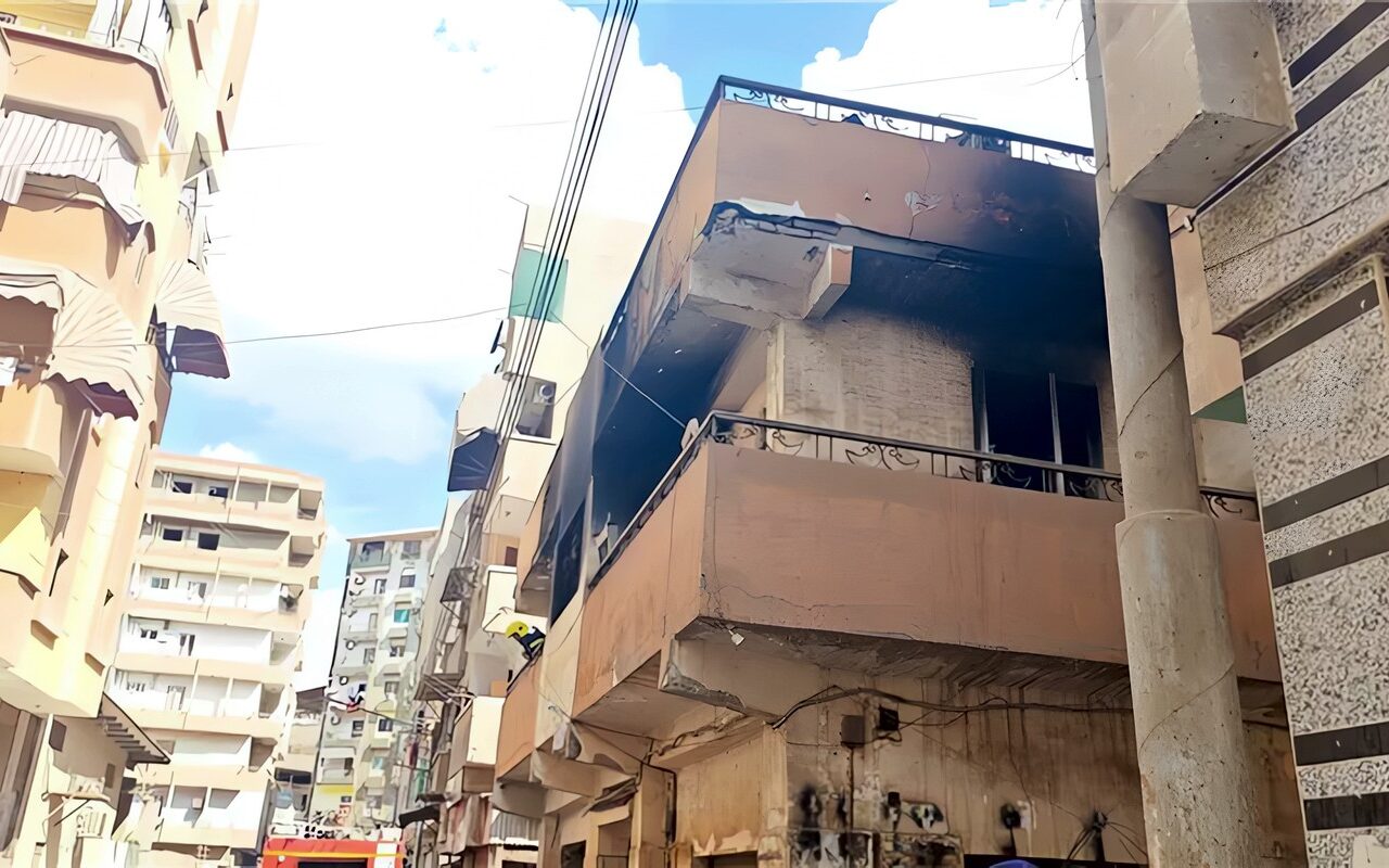إخماد حريق في مخزن مطاعم شهيرة بالمنصورة (فيديو)