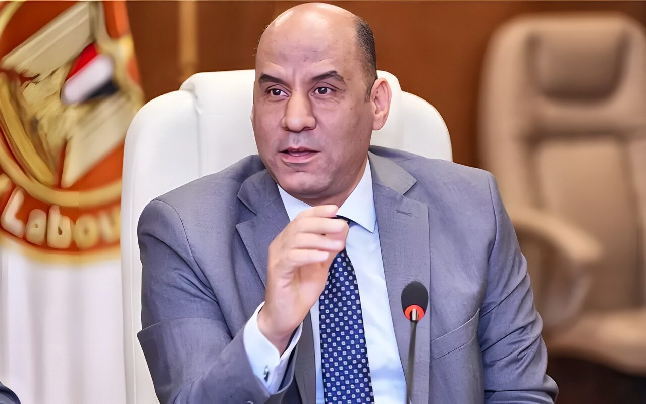 وزارة العمل تصدر 5 قرارات تنفيذية لتعزيز منظومة السلامة والصحة المهنية وتأمين بيئة العمل