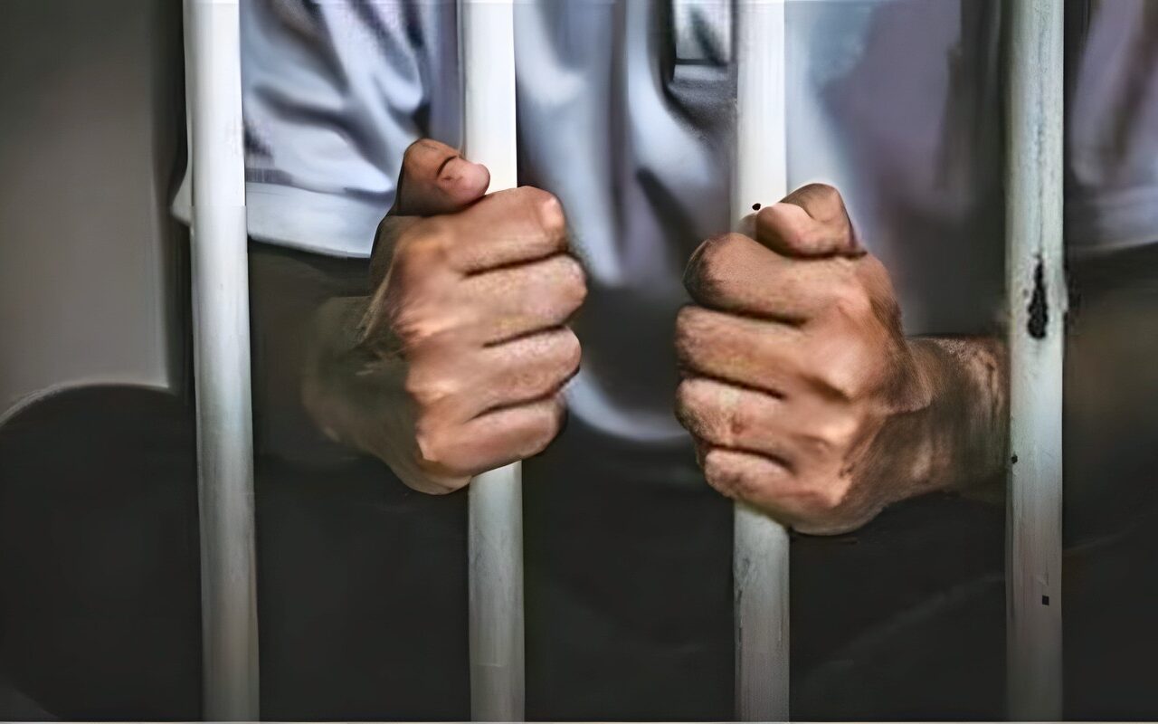 المتهم بقتل زوجته داخل عقار في عين شمس يمثل الجريمة