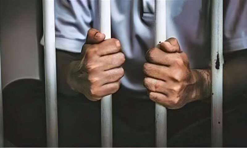 المتهم بقتل زوجته داخل عقار في عين شمس يمثل الجريمة