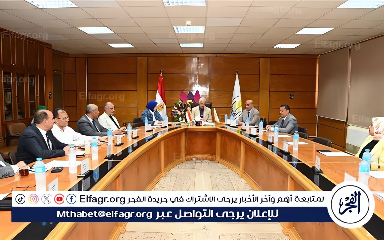 رئيس جامعة أسيوط يناقش تطوير البرامج الدراسية وتحسين الخدمات المقدمة للطلاب