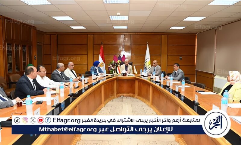رئيس جامعة أسيوط يناقش تطوير البرامج الدراسية وتحسين الخدمات المقدمة للطلاب