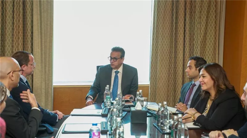 وزير الصحة يبحث مع «فايزر» توطين لقاح المكورات الرئوية وتعزيز التعاون في علاجات الأورام والأمراض النادرة