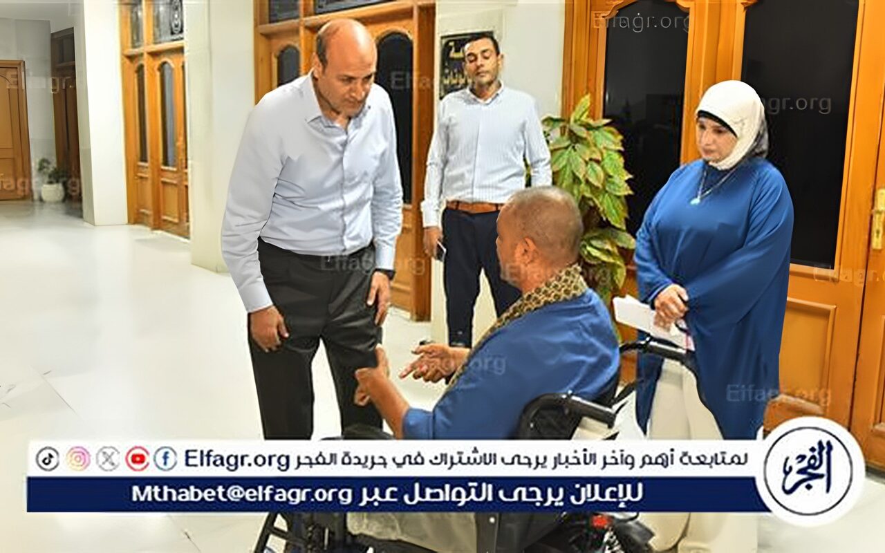 محافظ أسيوط يستجيب لمناشدة مواطن من ذوي الهمم ويسلمه كرسيًا كهربائيًا متحركًا لتيسير حركته