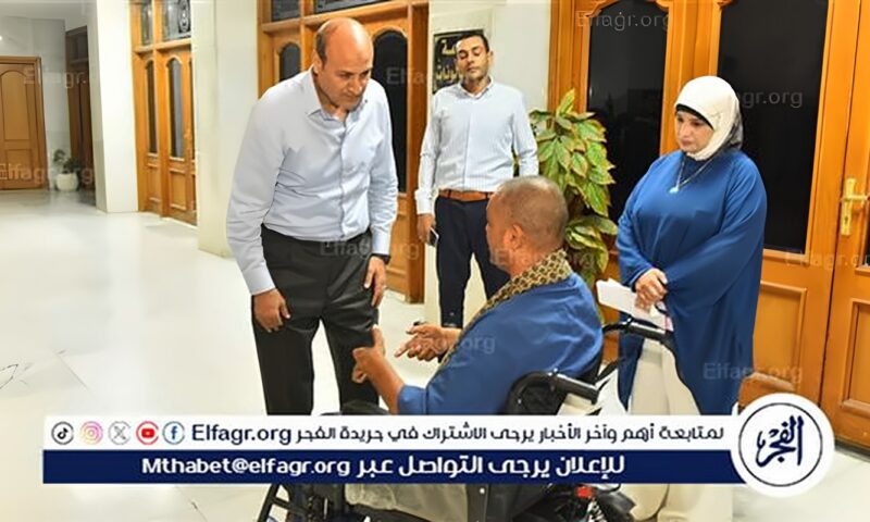 محافظ أسيوط يستجيب لمناشدة مواطن من ذوي الهمم ويسلمه كرسيًا كهربائيًا متحركًا لتيسير حركته