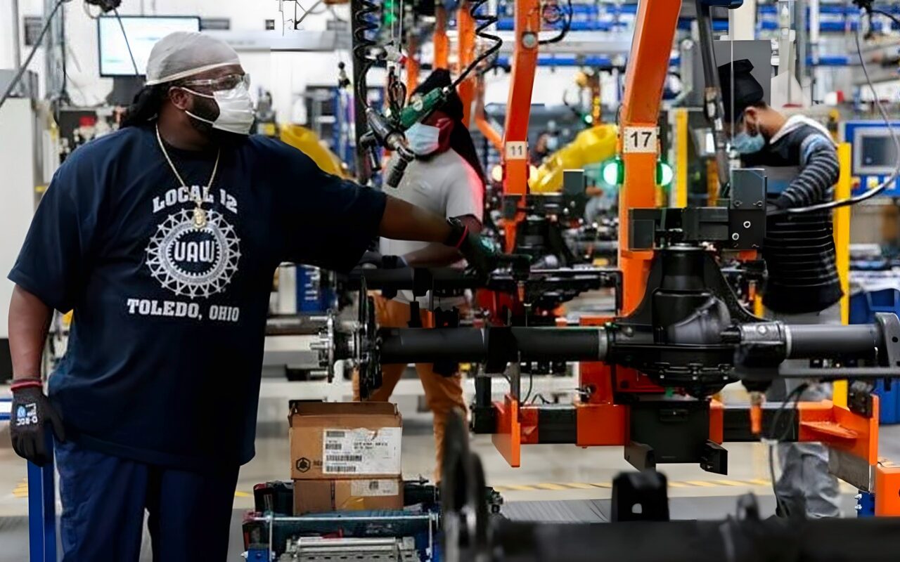 الإنتاج الصناعي الأميركي يرتفع 0.3% في سبتمبر رغم ضغوط حرب إيران