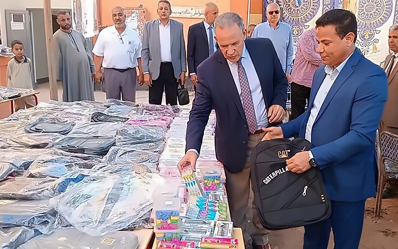 تعليم أسيوط يوزع 500 حقيبة على الطلاب بمدرسة عزبة عبد الصمد خلال احتفالية أكتوبر