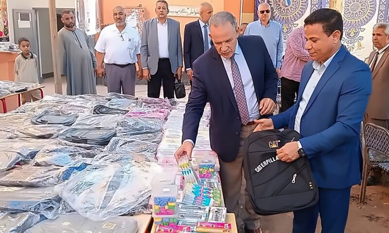 تعليم أسيوط يوزع 500 حقيبة على الطلاب بمدرسة عزبة عبد الصمد خلال احتفالية أكتوبر