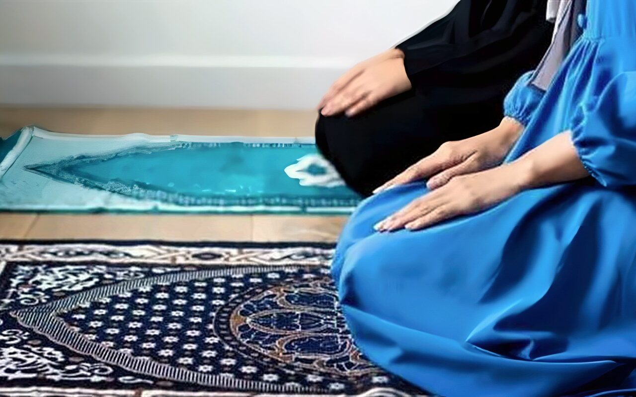 جائز في هذه الحالة، ما حكم التفات الأم إلى طفلها في الصلاة خوفًا عليه؟