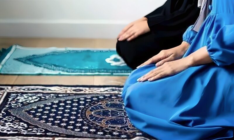 جائز في هذه الحالة، ما حكم التفات الأم إلى طفلها في الصلاة خوفًا عليه؟