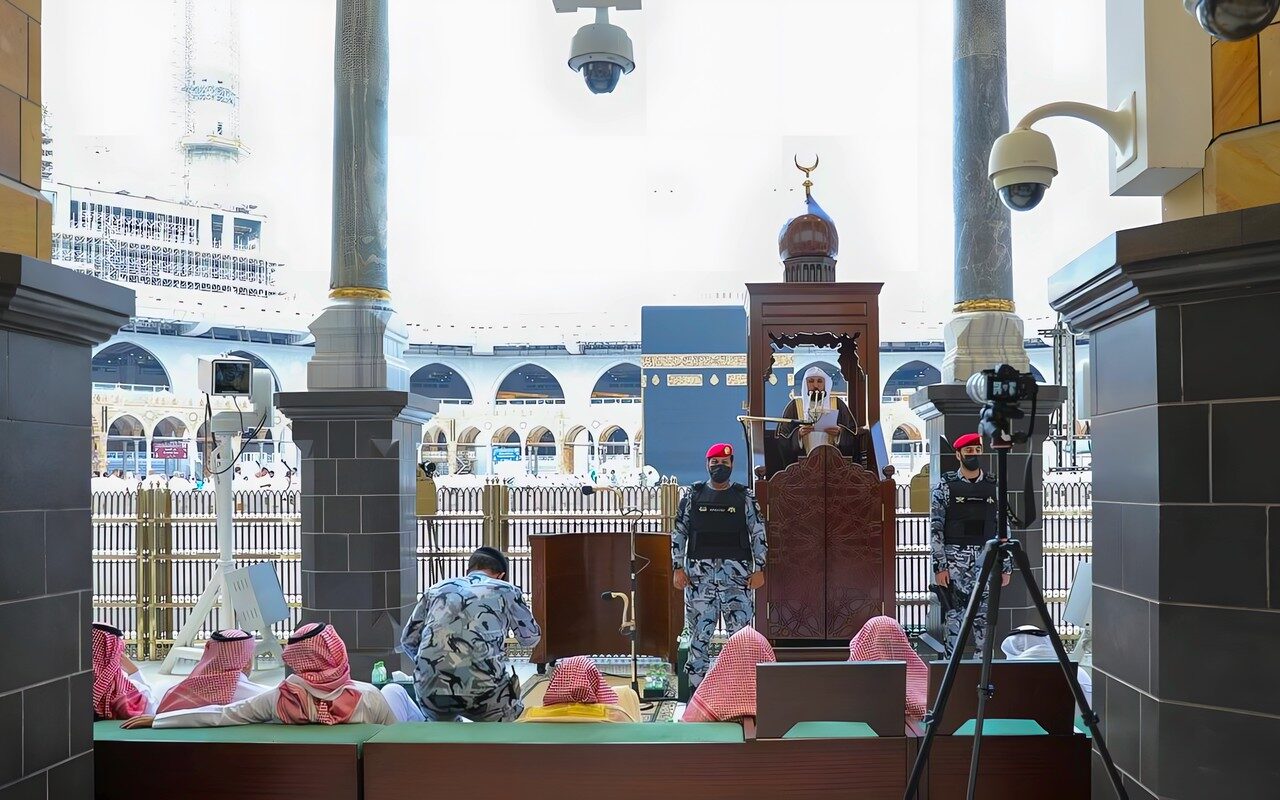 لماذا يعيش البعض في تعب وشقاء؟.. خطيب المسجد الحرام: بسبب 4 أفعال