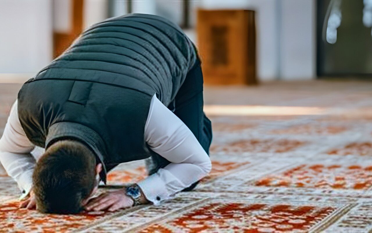 الأزهر للفتوى يوضح حكم النوم عن صلاة الفجر.. متى تأثم وماذا تفعل إذا استيقظت بعد الشروق؟