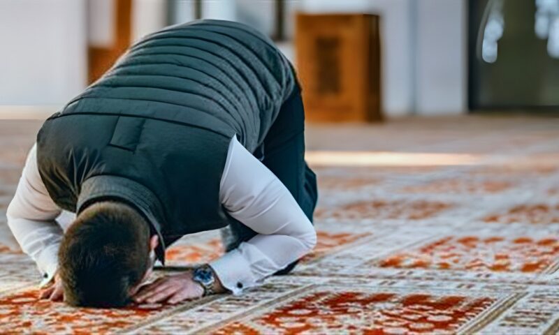 الأزهر للفتوى يوضح حكم النوم عن صلاة الفجر.. متى تأثم وماذا تفعل إذا استيقظت بعد الشروق؟