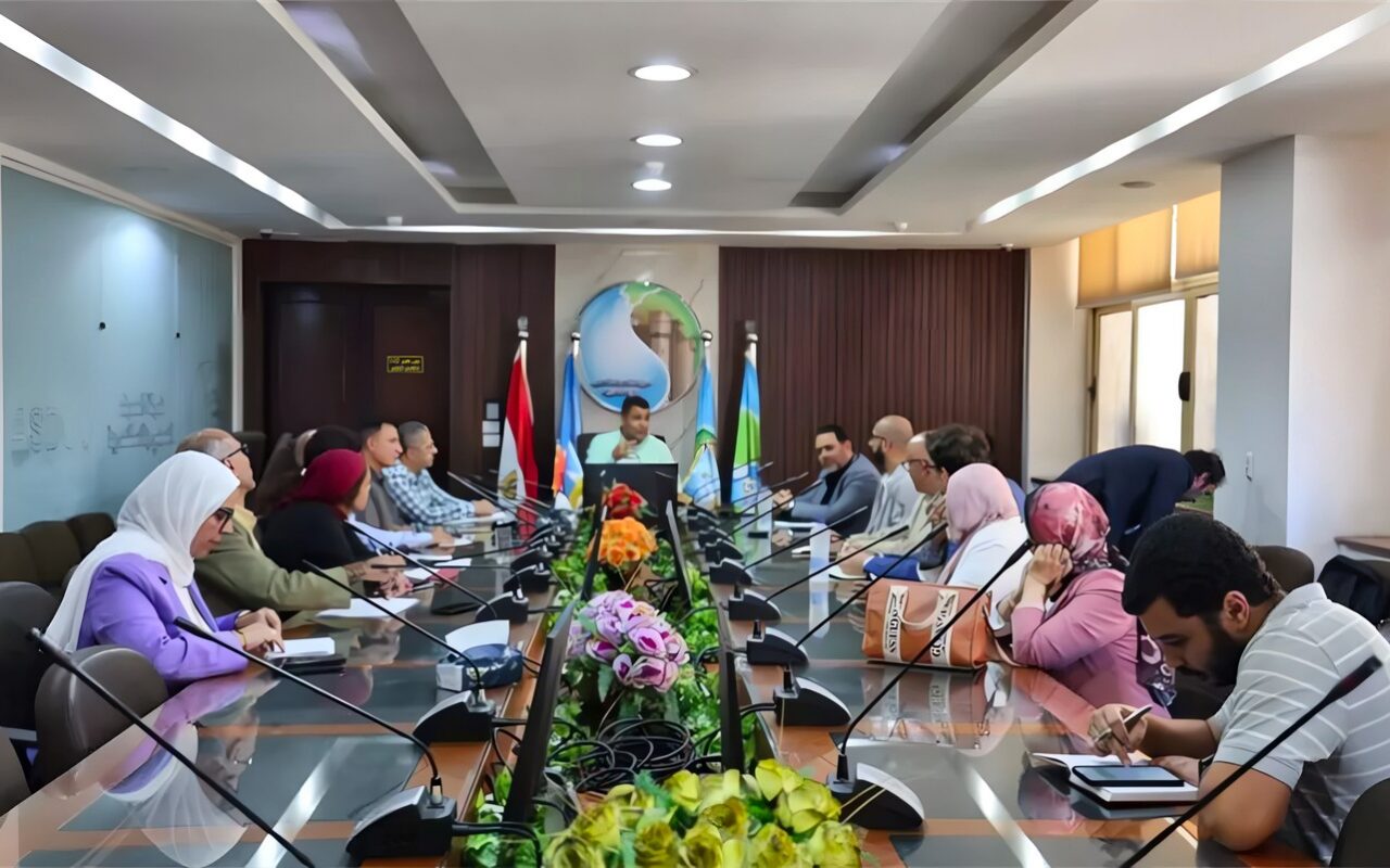 رئيس شركة الصرف الصحي بالإسكندرية يناقش إعداد خطة عمل استراتيجية متكاملة لكافة القطاعات