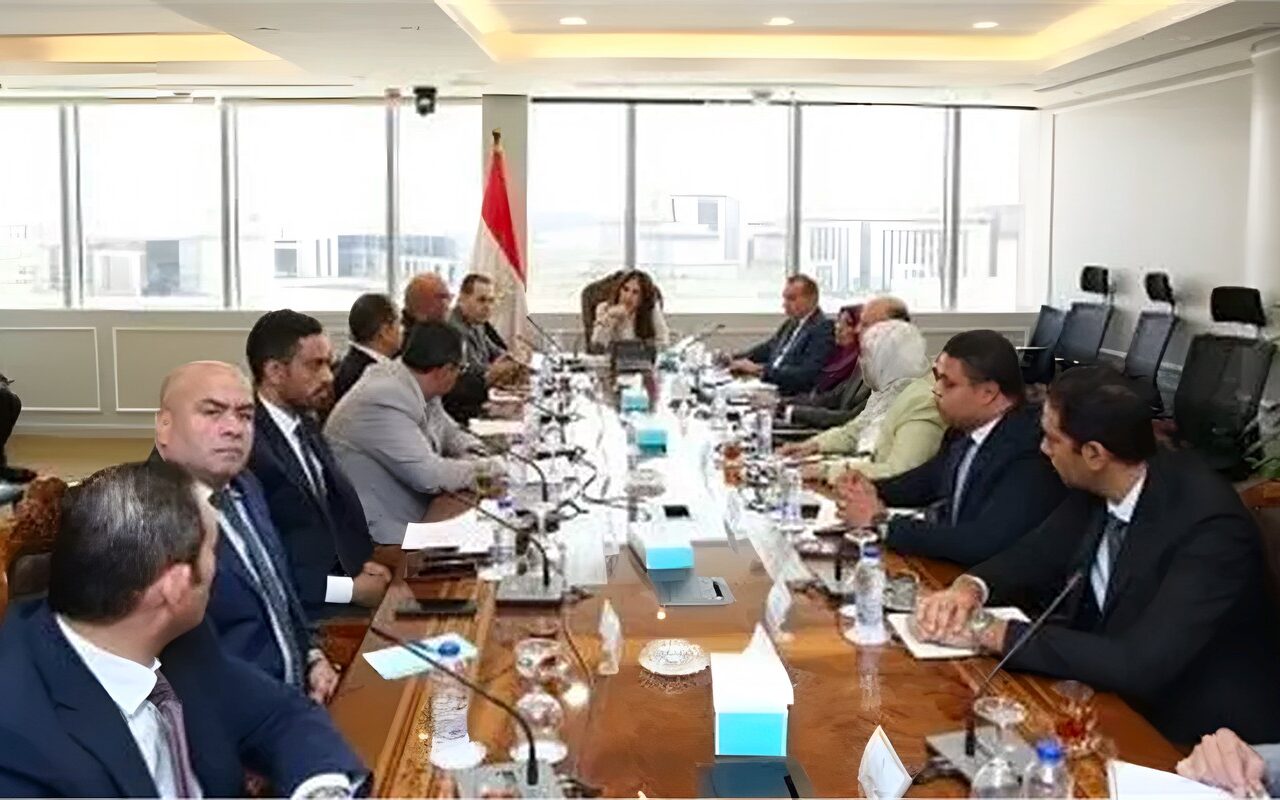 وزيرة الإسكان تبحث تعظيم الاستفادة من الأصول العقارية لهيئة المجتمعات العمرانية الجديدة