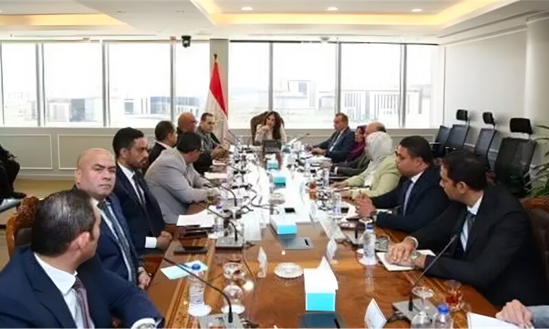 وزيرة الإسكان تبحث تعظيم الاستفادة من الأصول العقارية لهيئة المجتمعات العمرانية الجديدة