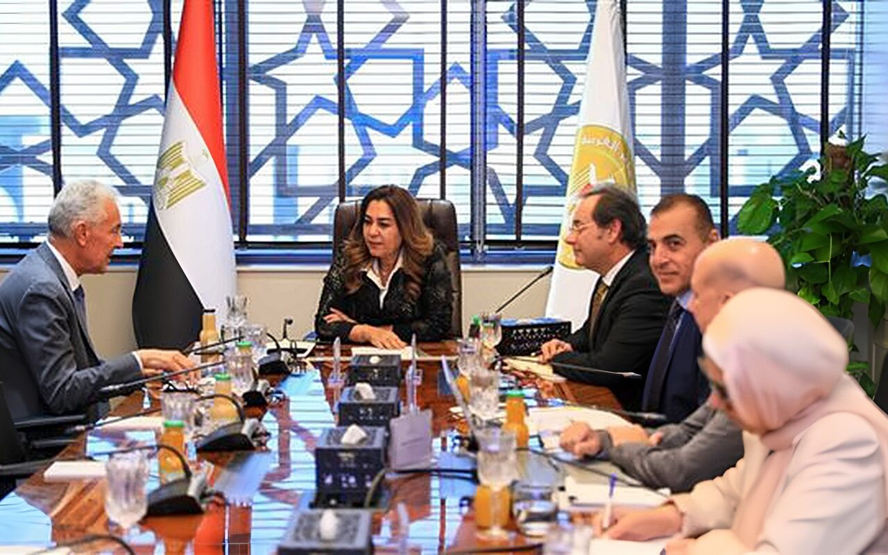 وزيرة التنمية المحلية تبحث سبل تطوير مركز السلام لمكافحة التلوث البحري بالزيت بشرم الشيخ