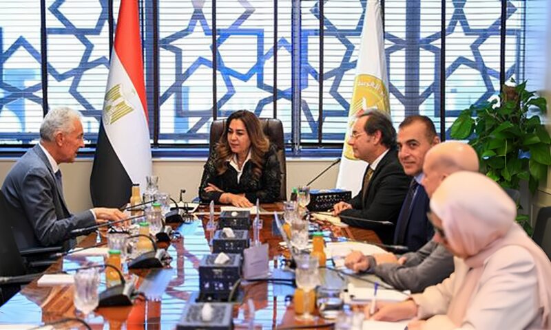 وزيرة التنمية المحلية تبحث سبل تطوير مركز السلام لمكافحة التلوث البحري بالزيت بشرم الشيخ