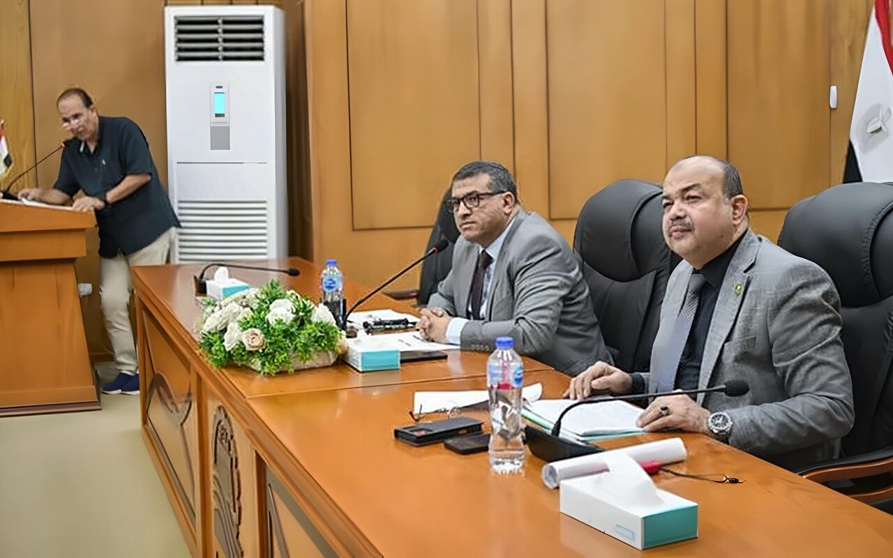 محافظ قنا يوجه بحصر الأماكن المقترحة لتنفيذ المشايات المعدنية أعلى الترع