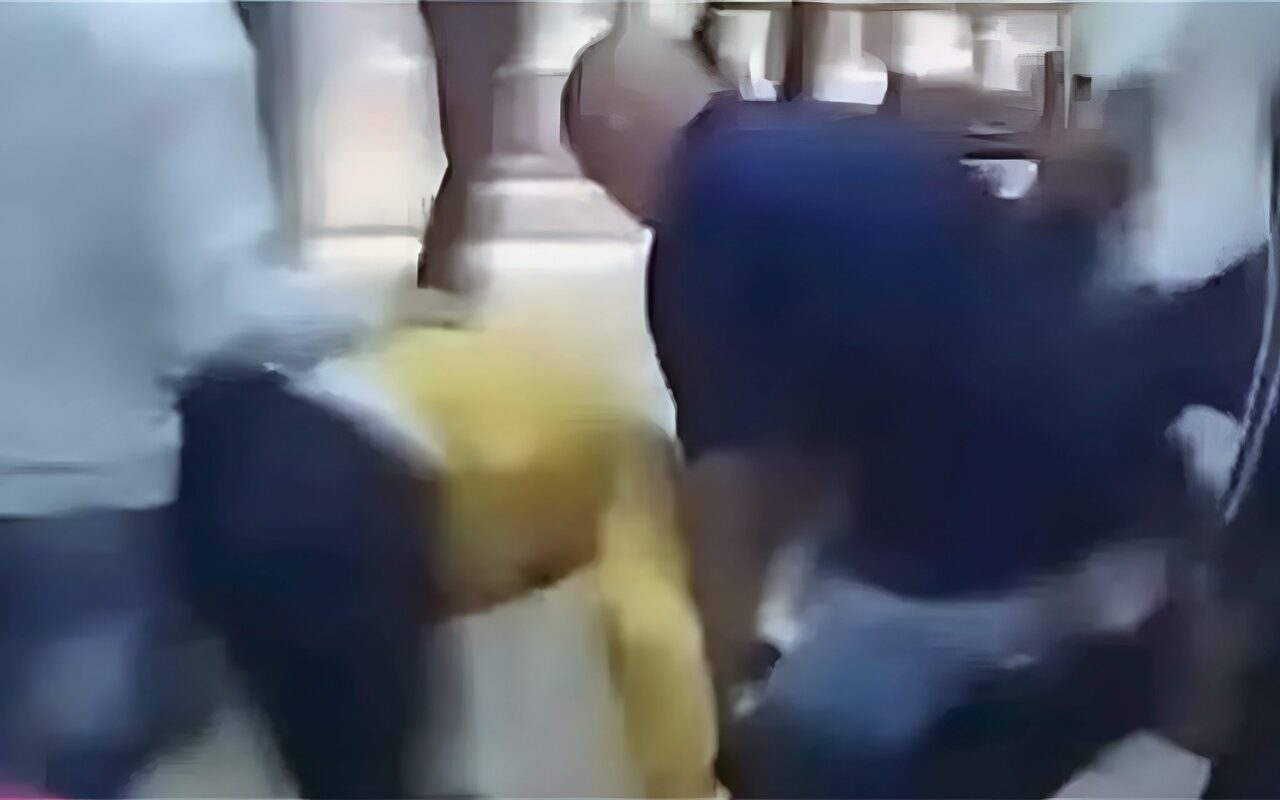 ضبط المتهمين بسحل شاب والاعتداء عليه بسلاح أبيض وسط الشارع في قليوب
