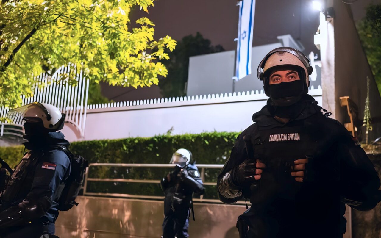 مراهق هاجم السفارة الإسرائيلية في بلغراد.. وطعن حارسها