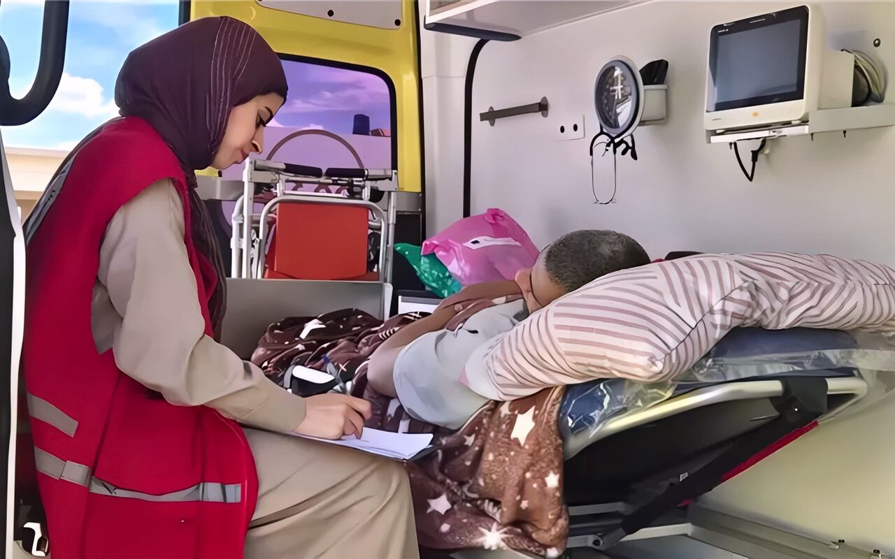 من العلاج إلى الدعم النفسي، الهلال الأحمر يواصل مساندة الفلسطينيين بمعبر رفح