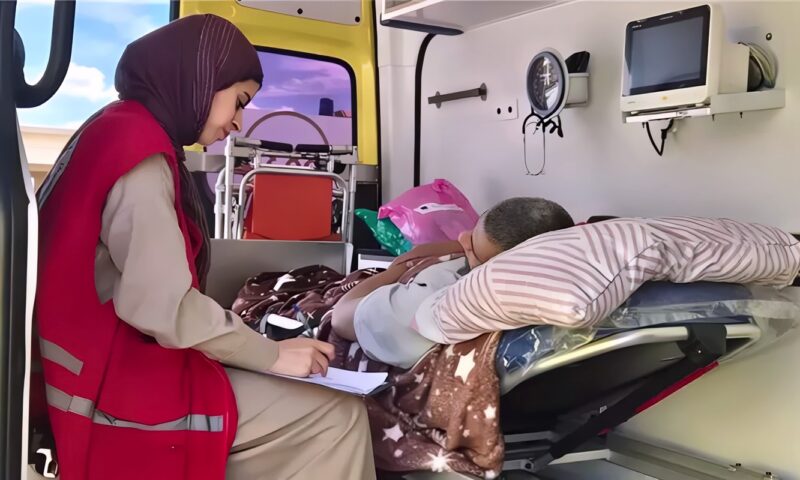 من العلاج إلى الدعم النفسي، الهلال الأحمر يواصل مساندة الفلسطينيين بمعبر رفح