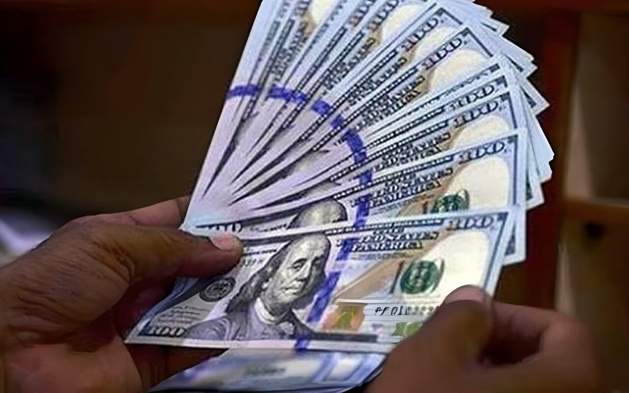 ارتفاع سعر الدولار أمام الجنيه بالبنوك مساء اليوم الإثنين