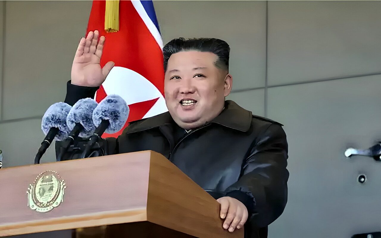 بعد شائعة وفاته، كوريا الشمالية تنشر صورا لزعيمها كيم جونج أون في معرض ملابس نسائية