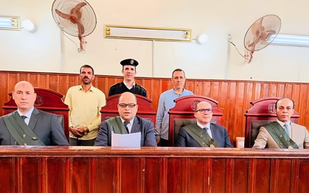 بتهمة الترويع والقتل بأسلحة نارية، “جنايات المنيا” تحيل أوراق 11 متهمًا إلى المفتي