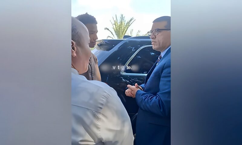 “متزعلش.. حقك هيرجع”، محافظ قنا يطالب بتعويض بائع سمك تضرر خلال حملة رفع إشغالات (فيديو)
