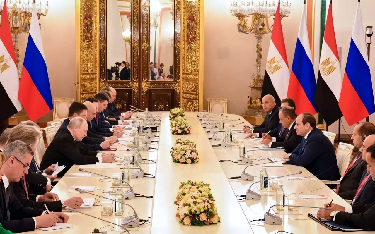 برنامج عمل مكثف للرئيس اليوم في موسكو.. السيسي يلتقي مدير عام الهيئة الدولية للطاقة النووية الروسية.. يلقي كلمة مصر أمام القمة “الروسية – الأفريقية”.. ويشارك في الجلسة العامة الثانية