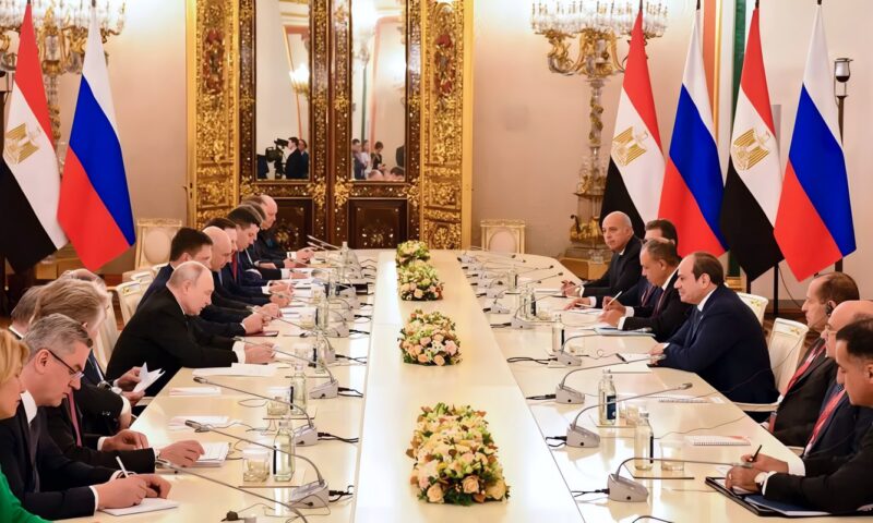 برنامج عمل مكثف للرئيس اليوم في موسكو.. السيسي يلتقي مدير عام الهيئة الدولية للطاقة النووية الروسية.. يلقي كلمة مصر أمام القمة “الروسية – الأفريقية”.. ويشارك في الجلسة العامة الثانية