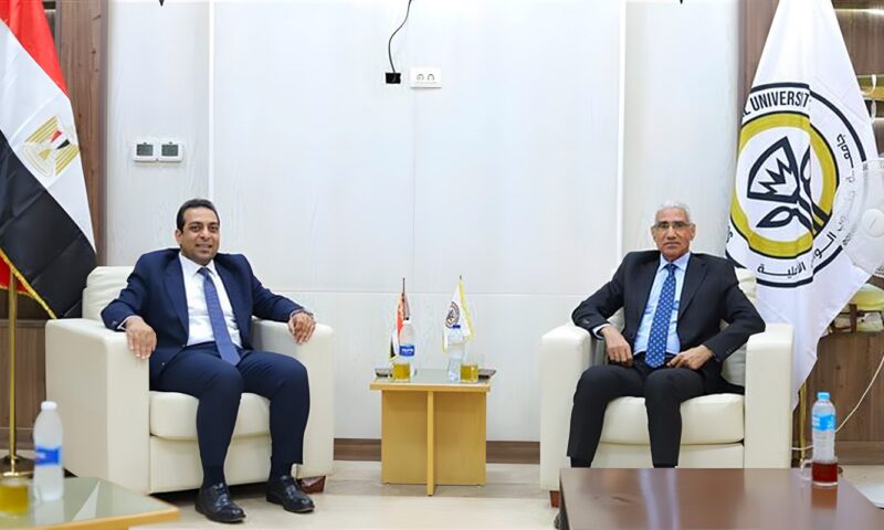 رئيس جامعة جنوب الوادي الأهلية يستقبل نائب محافظ قنا