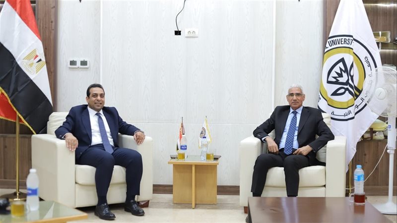 رئيس جامعة جنوب الوادي الأهلية يستقبل نائب محافظ قنا