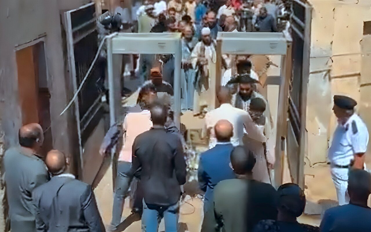 بوابات للتفتيش، إجراءات أمنية مشددة خلال إنهاء خصومة ثأرية بين عائلتين بأسيوط (فيديو)