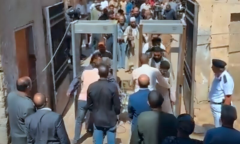 بوابات للتفتيش، إجراءات أمنية مشددة خلال إنهاء خصومة ثأرية بين عائلتين بأسيوط (فيديو)