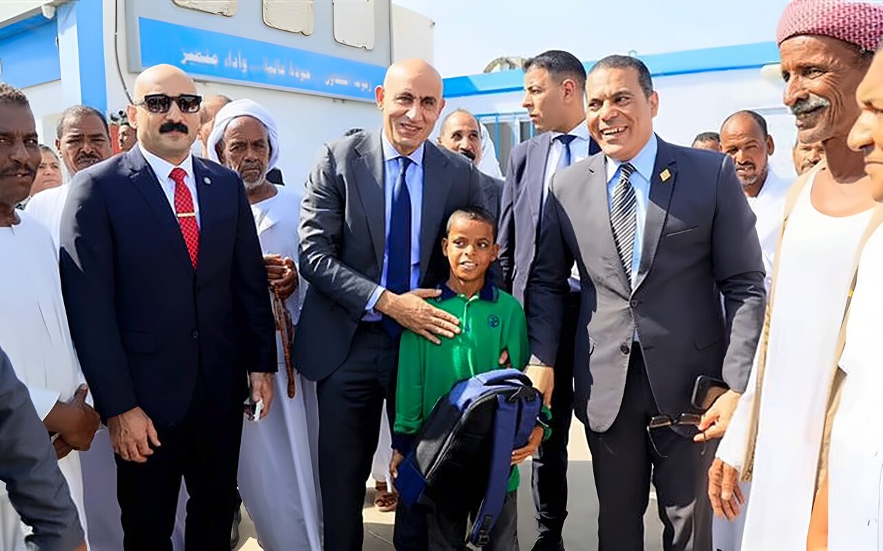 بعد تداول فيديو تحية العلم، وزير التعليم يشيد باعتزاز طالب شلاتين بوطنه