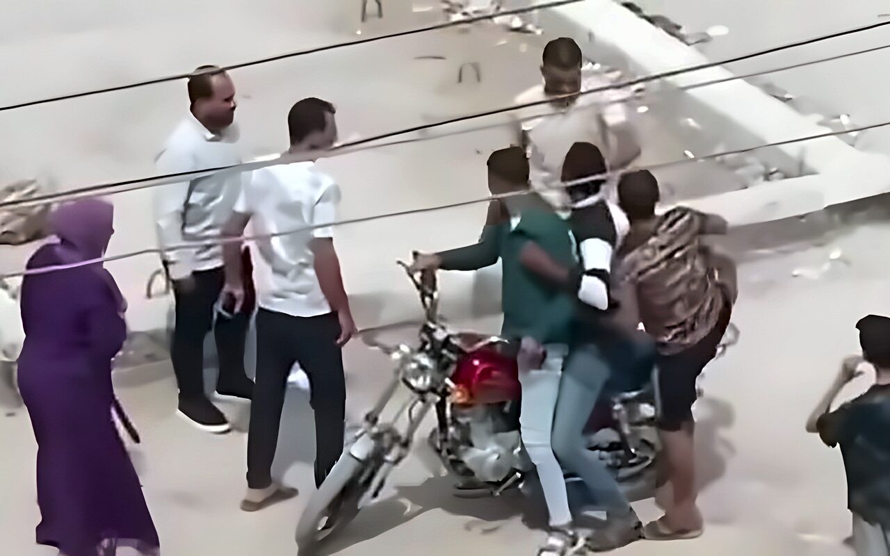 فيديو صادم، خطف شاب بالقوة تحت تهديد صاعق كهربائي ومناشدات بضبط المتهمين