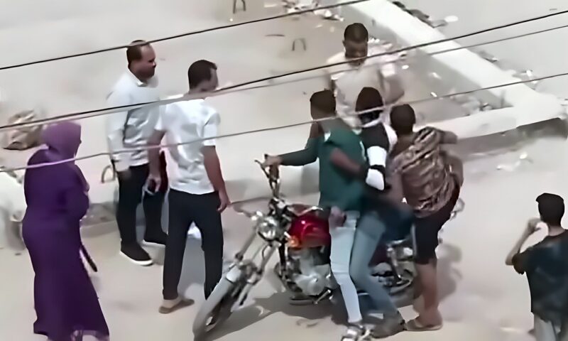 فيديو صادم، خطف شاب بالقوة تحت تهديد صاعق كهربائي ومناشدات بضبط المتهمين